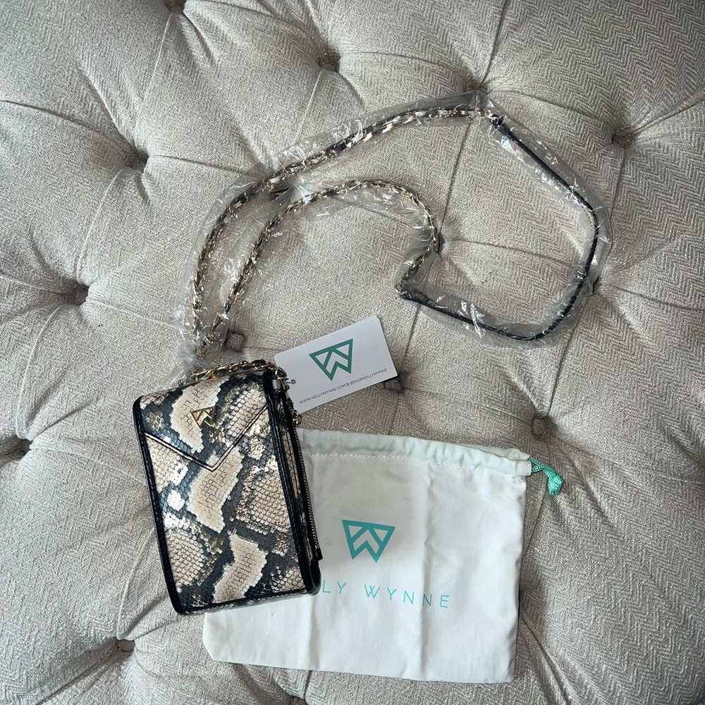 Kelly Wynne Out and About Phone Crossbody in Metallic Neutral